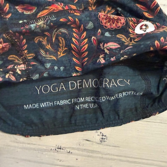 Yoga Democracy festival denim printed crop legging and top women's small NEW - Picture 4 of 12